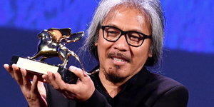 Der philippinische Regisseur Lav Diaz hält den Goldenen Löwen