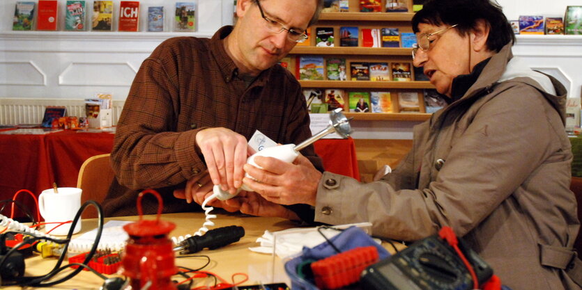 Zwei Besucher des Repair Cafés in München.