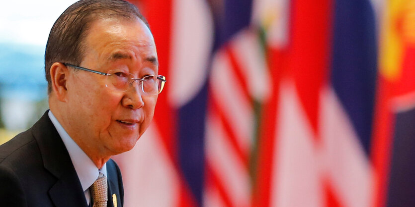 Ban Ki Moon vor verschiedenen Nationalflaggen