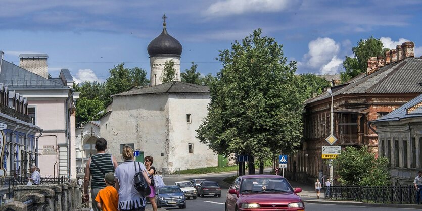 Eine Kirche mit Kuppelturm neben alten Gebäuden