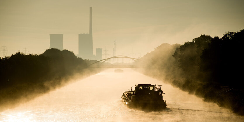 Der Mittellandkanal in Niedersachsen mit dem Kohlekraftwerk Mehrum im Hintergrund.