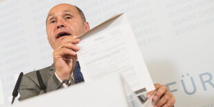 Wolfgang Sobotka hält ein Briefkuver in der Hand