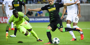 Yvon Mvogo, Yoric Ravet und Thorgan Hazard während eines Fußballspiels von Gladbach gegen Bern