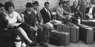 Türken warten 24.7.1970 in einem eigens für die Abfertigung türkischer Gastarbeiter errichteten Zelt auf dem Düsseldorfer Flughafen auf ihren Flug in die Heimat.