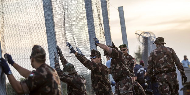 Ungarische Soldaten errichten einen Grenzzaun zwischen Serbien und Ungarn in Röszke