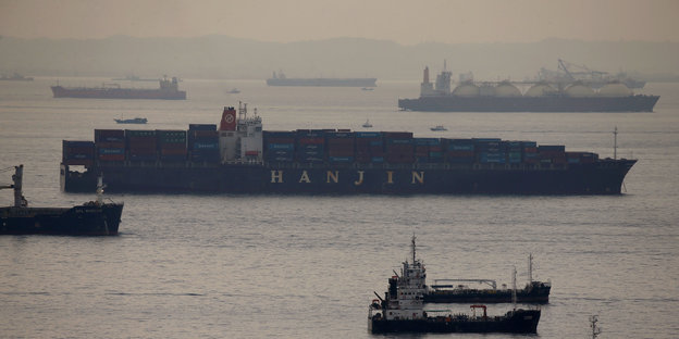 Hanjin-Frachter liegt im Nebel vor Anchorage