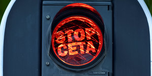 Auf einer roten Ampel steht "Stop Ceta"