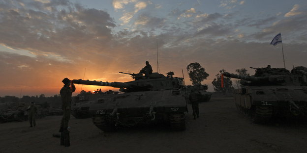 Ein Panzer bei Morgenhimmel