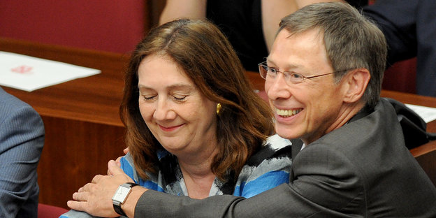 Der Bremer Bürgermeister Carsten Sieling umarmt Karoline Linnert