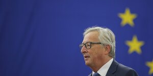 Jean-Claude Juncker vor einer halben EU-Fahne