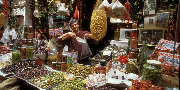 Marktstand mit Oliven in Palermo