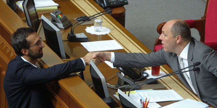 Zwei Männer reichen sich die Hand