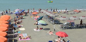 abgezäunter Strand in Italien