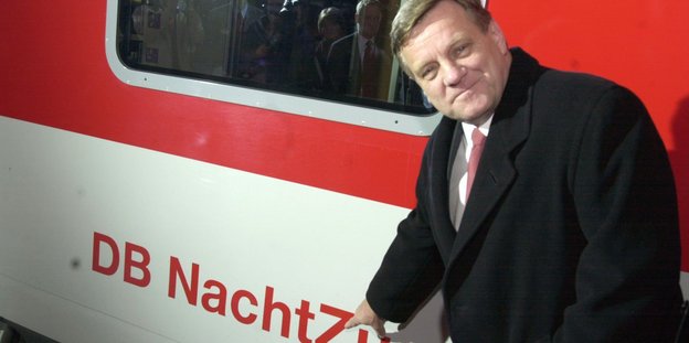 Bahnchef Hartmut Mehdorn präsentiert 2003 den neuen Nachtzug