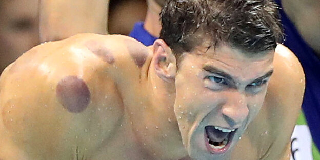 Michael Phelps brüllt mit nacktem Oberkörper