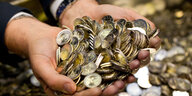 Eine Hand voller Münzen