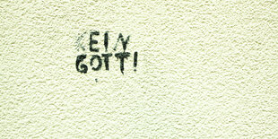 Auf einer Wand steht "kein Gott"