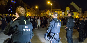 Polizisten stehen in Bautzen auf dem Kornmarkt Rechtsextreme gegenüber