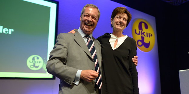 Nigel Farage und Diane James Arm in Arm in einem Studio