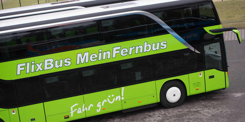 Ein grün-schwarzer Fernbus