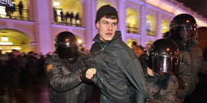 Polizisten halten bei den Protesten 2011 einen Demonstranten fest
