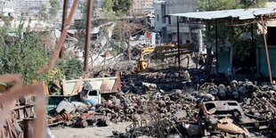 Schrottplatz und Häuser in Aleppo