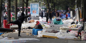 Füchtlinge in einem Pariser Straßencamp