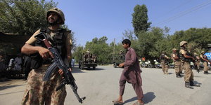 Pakistanische Soldaten patroullieren auf der Straße
