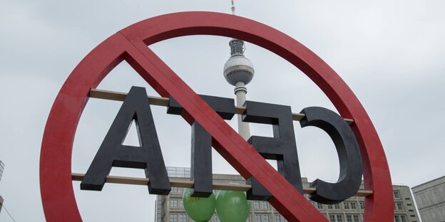 Übergroßes Durchfahrtsverbotszeichen mit Ceta-Schriftzug - umgedreht auf dem Berliner Alexanderplatz