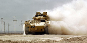 ein Panzer in der Wüste