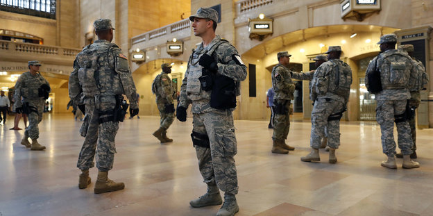 Mehrere Männer in Armeeuniformen in der großen Ankunftshalle der Grand Central Station