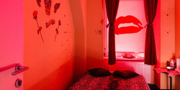 Ein Zimmer, das mit Rotlicht ausgestrahlt ist