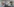 Ein Raum mit großformatigen Fotos und roten Streifen an der Wand