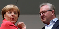 Angela Merkel links und Frank Henkel rechts, von unten aufgenommen