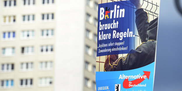 AfD-Wahlwerbung in Berlin, im Hintergrund eine Hochhausfassade