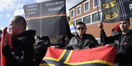 Demonstranten der German Defence League mit Flaggen