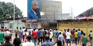Die verkohlte Parteizentrale der Regierungspartei PPRD in Kinshasa