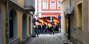 Menschen mit Deutschlandfahnen demonstreiren in Bautzen