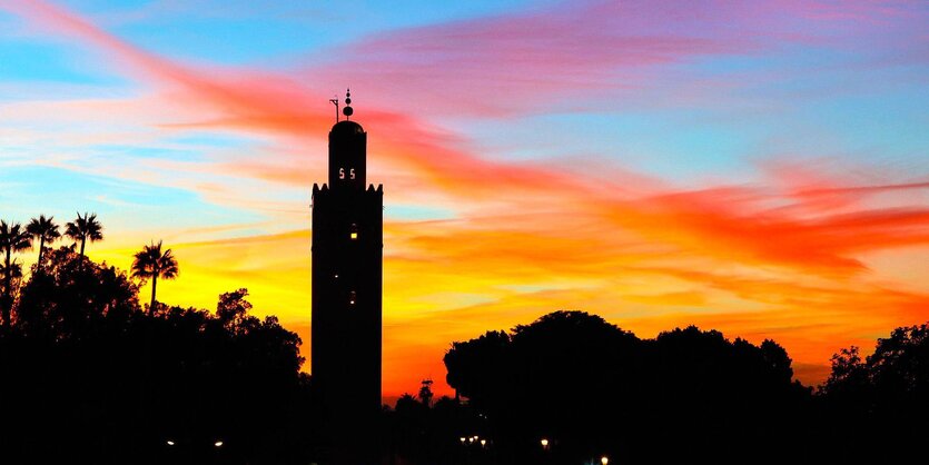 Turm vor abendlichem Himmel