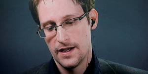 Edward Snowden gibt via Stream ein Interview, er trägt ein Headset