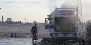 Skelette ausgebrannter Lastwagen, verkohlte Säcke mit UNO-Zeichen, zerfetzte Kartons mit dem IKRK-Emblem bei Groß-Omren am Morgen nach dem Angriff