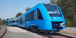Der blaue Wasserstoffzug steht auf Schienen