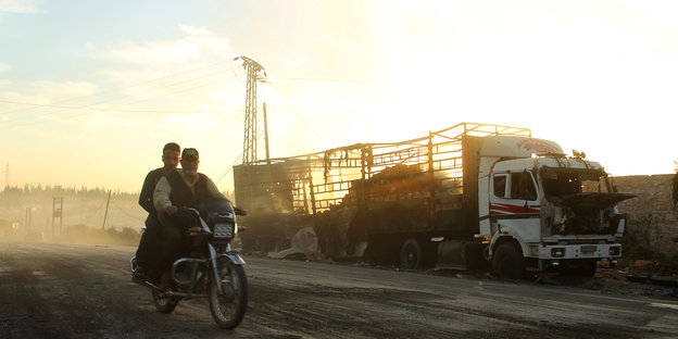 Einer der LKWs des Hilfskonvois dampft in der Morgensonne