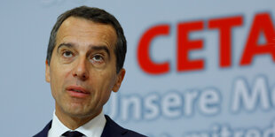 Porträt Kern, im Hintergrund der Schriftzug „CETA“