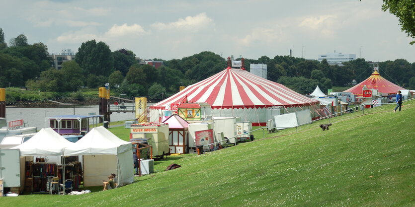 Bei der Breminale stehen Festzelte am Weserdeich.