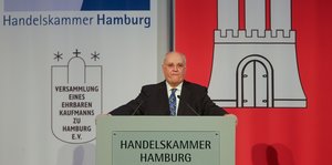 Handelskammer-Präses Fritz Horst Melsheimer spricht 2015 bei der Versammlung eines ehrbaren Kaufmanns.
