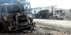 Zwei ausgebrannte Laster des Hilfskonvois in Syrien