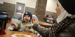 Eine syrische Frau füttert ihr Kind