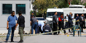 Spurensammler und Polizei untersuchen den Ort des Angriffs
