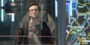 Edward Snowden (Joseph Gordon-Levitt) hält einen Zauberwürfel in der Hand